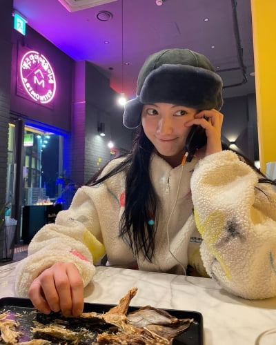 Kang Ji-young, roasted chestnut seller looks cute even wearing a hat