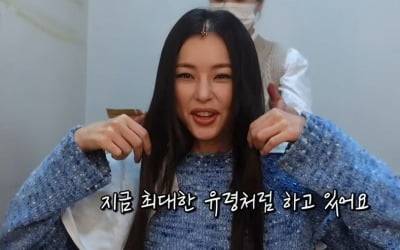 Lee Ha-nui lifts her skirt and says, “Because my legs are precious.”