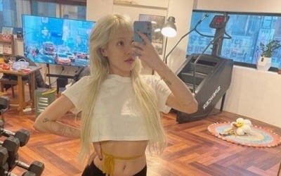 Hyuna, toned abs and platinum blonde hairstyle 'eye-catching'