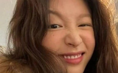 Hani, beauty shines even with a crumpled expression