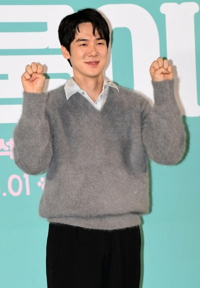 'Puppy' Yoo Yeon-seok cries during a meeting