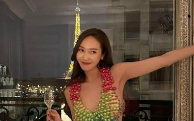Jessica shows off her fashion at a 5-star hotel in Paris