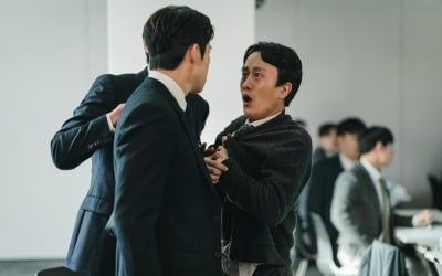 Yoo Yeon-seok grabs a colleague by the collar for making remarks that cross the line