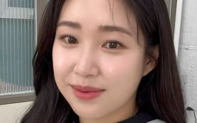 Choi Hee, the lady was excited after getting her hair and makeup done.