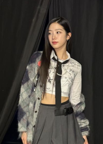 Reseraphim Kazuha, 11-figure abs slightly hidden under a tie