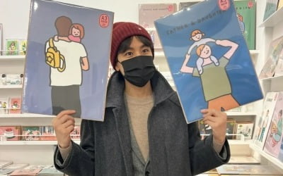 Yoon Nam-gi and Lee Da-eun look at pictures of 'father and daughter' while on a date