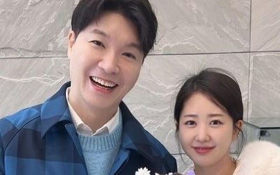 Park Soo-hong and Kim Da-ye, beaming after receiving wedding cake
