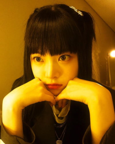Le Seraphim Hong Eun-chae, there is no blank space on her face