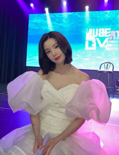 Kwon Eun-bi, pure white dress