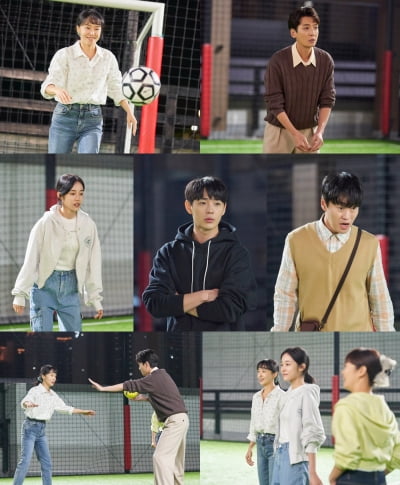 Jeon Do-yeon and Jeong Kyung-ho, what makes you so excited while playing footstool?