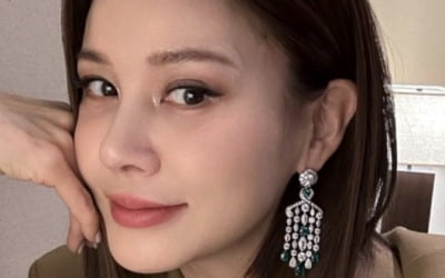 Ivy takes a selfie wearing earrings worth 490 million won