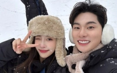Lee Mi-joo and colleague Lee Yi-kyung in a sweet mood