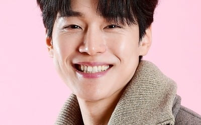 Kang Yoo-seok "I signed 100 copies for the holidays at the request of my father."