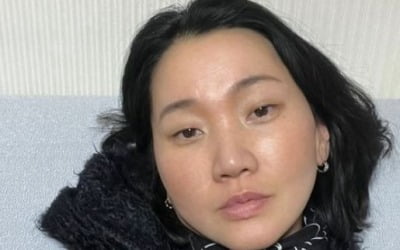 Jang Yoon-ju reveals a bare-faced selfie with a visual full of charm