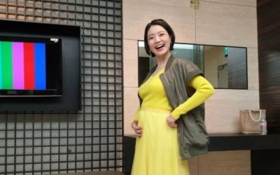 Ahn Young-mi, surprise reveal of 'full-term D-line' in yellow dress