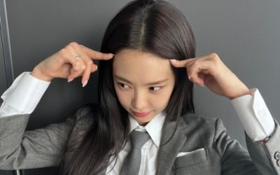 Son Na-eun, a visual full of innocent beauty with a bright smile