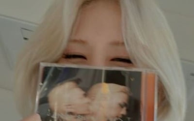 Jeon So-mi, 'bright smile' while holding signed CD for Taeyang's new album