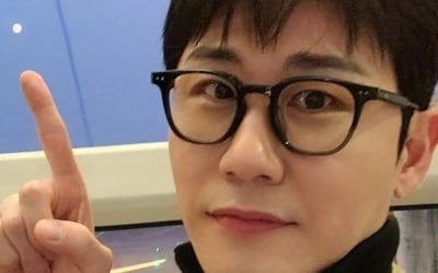 Young Tak shows off airport fashion with denim jacket + horn rims