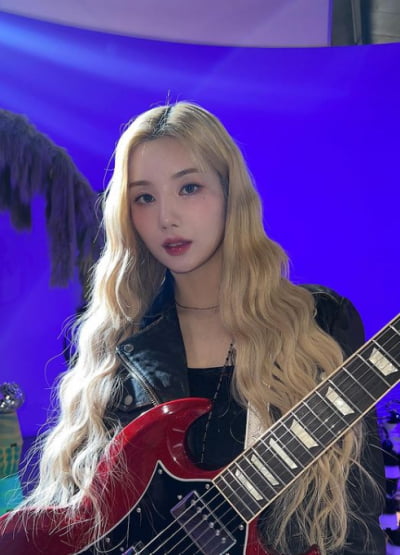 Kwon Eun-bi from IZ*ONE, have you ever seen such a sexy guitarist?