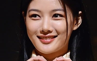 Kim Yoo-jeong "My first play challenge, it's like a dream to me."