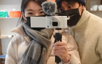 Yoon Nam-ki, sends his daughter to daycare and has an intimate date
