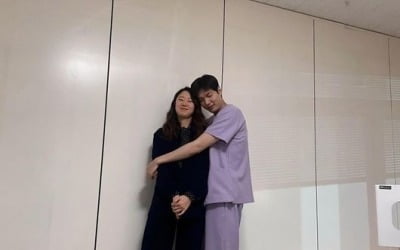 Lee Min-ho hugs Gong Hyo-jin and 'shows off his friendship'