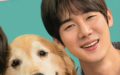 Yoo Yeon-seok and Cha Tae-hyun take a family photo with a golden retriever