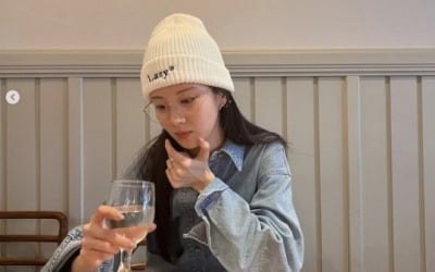 Girls' Generation Seohyun, beanie and denim jacket fashion