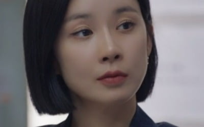 Lee Bo-young, who used to rely only on alcohol, drugs, and cigarettes, is changing.