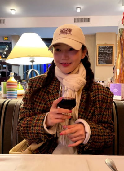 Hyojung leaves for Paris, France, showing off a flowery smile befitting an 'innocent girl group'