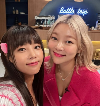 Song Hae-na and Yubin show off their bronze skin