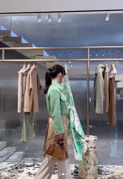 Song Hye-kyo goes shopping and both Yeonjin and Hye-jeong give 'hearts'