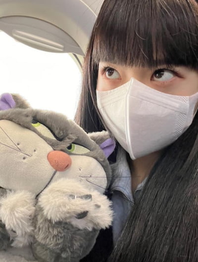 Le Seraphim Hong Eun-chae, cuddles her attachment doll and certifies as a baby