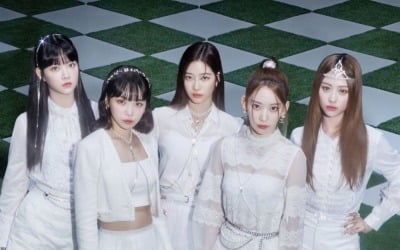 Le Seraphim, No. 1 in Japan's Oricon Monthly Singles Ranking