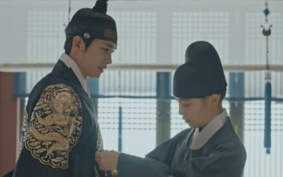 Park Hyung-sik recalls old memories when Jeon So-ni dresses him up.