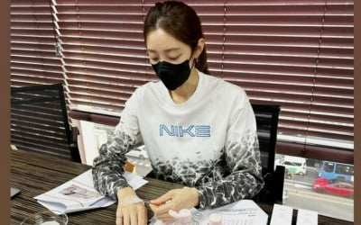 Seo Ha-yan, wearing gym clothes but looking like a CEO