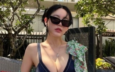 Qri, a photo with sunglasses showing off her girl-crush charm