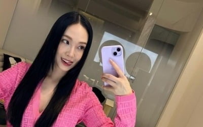 Jessica transforms into a black-haired goddess