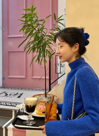 Seohyun, even though she eats donuts like that, she's still soft