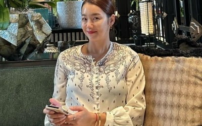 So Yi-hyun looks chic while holding a luxury bag during her trip to Thailand