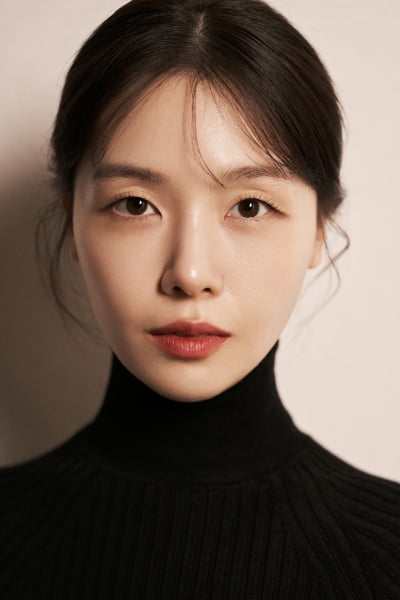 Bang Minah, simple black and white
