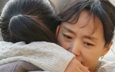 After Noh Yoon-seo's revelations, Jeon Do-yeon embraced her with a hug.