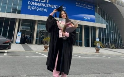 Yoon So-hee wears pink joker pants and receives KAIST graduation certificate