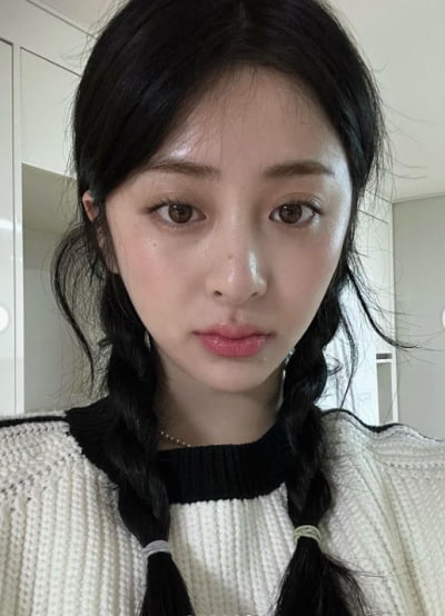 Le Seraphim Heo Yun-jin, even when viewed upside down, has an idol aura