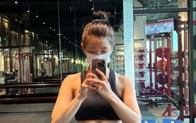 Park So-dam, baby face with firm abs