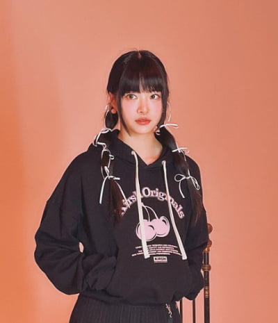 Le Seraphim Hong Eun-chae, cute styling