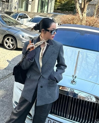 Lee Hye-young, if you keep doing this, you're going to lie down on a foreign car.