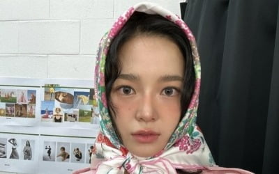 Kim Se-jeong, recent photos showing off her beauty while wearing a flower scarf