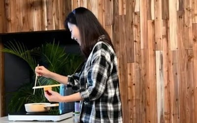 Song Yuna, “Would you like to have a cup of coffee with me?”