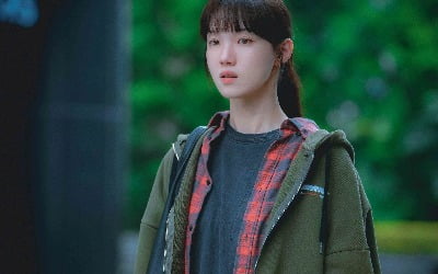 Lee Sung-kyung, witnessing her father's affair, lost her house to an adulterous woman and was fired